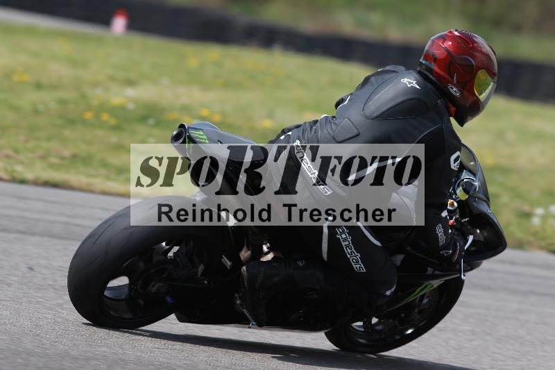 Archiv-2022/13 25.04.2022 Plüss Moto Sport ADR/Freies Fahren/backside